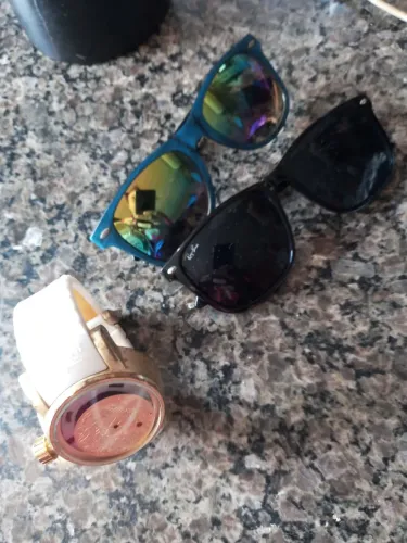 Oculos e relogio