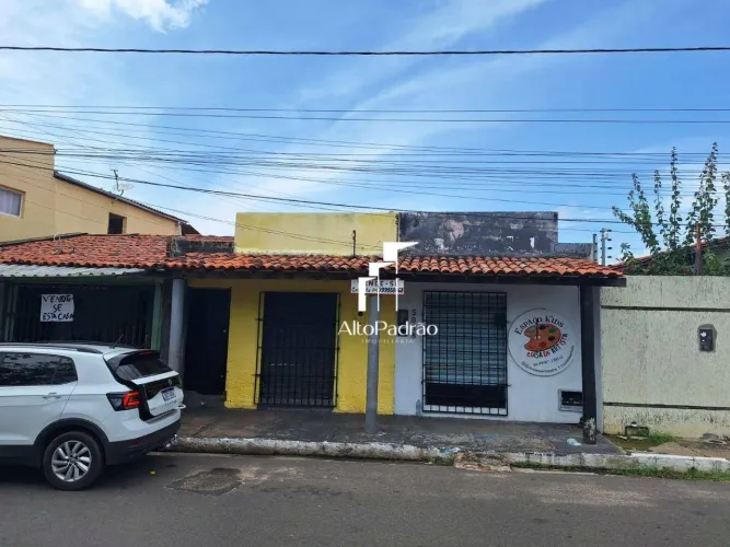 Casa com 2 pontos comerciais à venda - Santa Lia - Teresina/PI