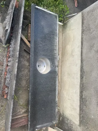 Balcão de granito preto e cuba inox