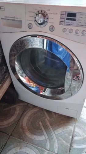 Vende-se uma lava e seca LG de 8,5 kg