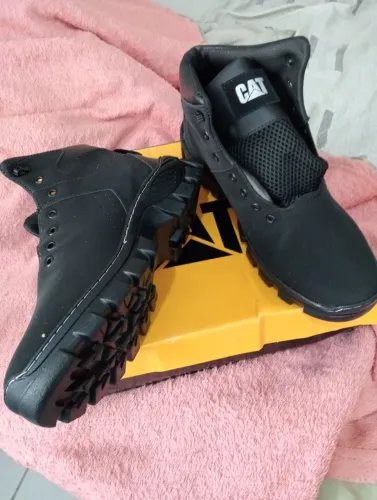 Bota Masculina em Couro Reforçada Impermeável 