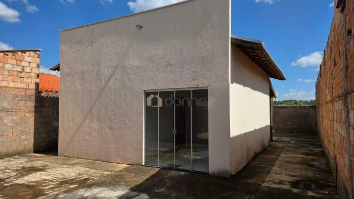 Casa residencial à venda em Uberaba (Bairro Oneida Mendes II) | 2 quartos e quintal