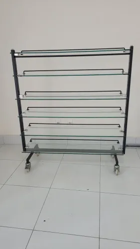 Expositor com Prateleiras de Vidro e Rodízios - Estrutura Reforçada