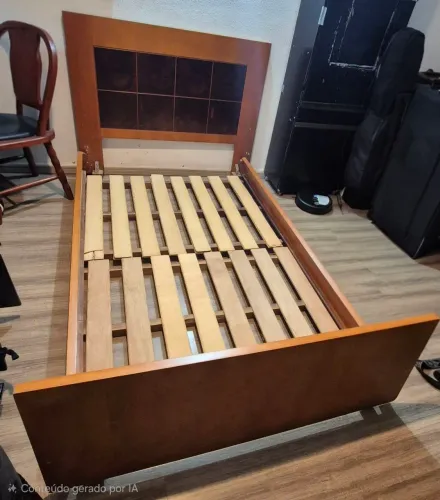 Cama tamanho viúva, madeira maciça com rodas