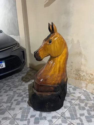 Cabeça de cavalo em madeira