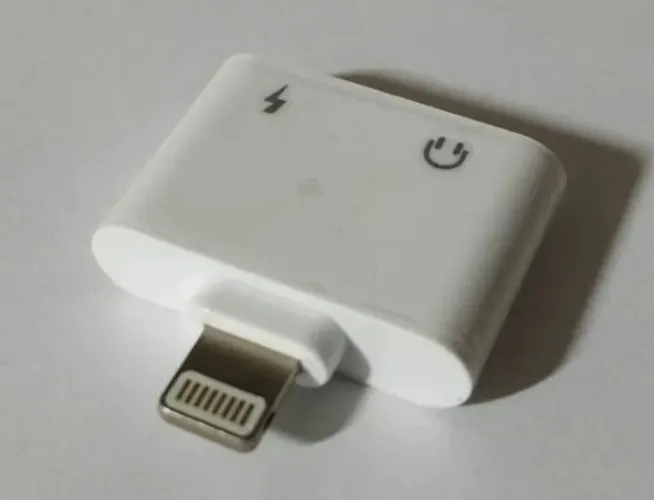 COD-CP395 Adaptador Áudio iPhone Fone + Carga Lightning Branco  
