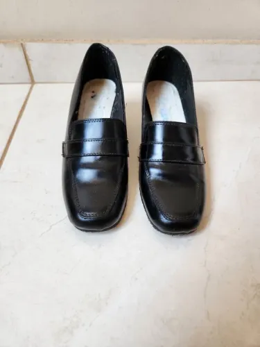 Sapato social feminino de couro, tamanho 34.