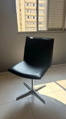 Cadeira preta de couro