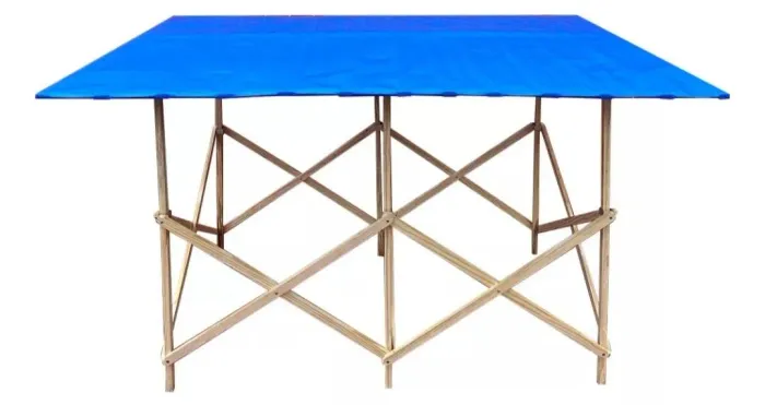 Mesa dobrável de madeira com cobertura azul