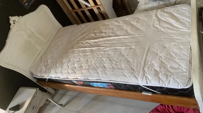 Mesa cabeceira cama e colchão