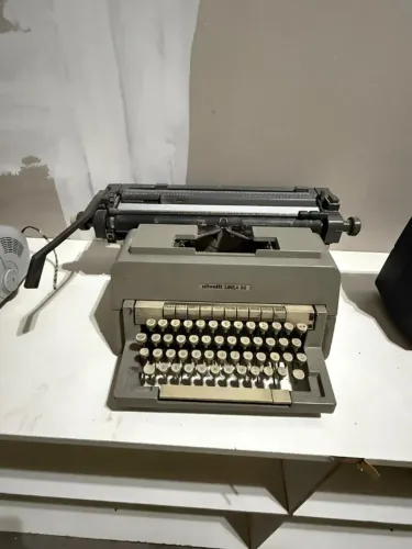 MÁQUINA DE ESCRREVER