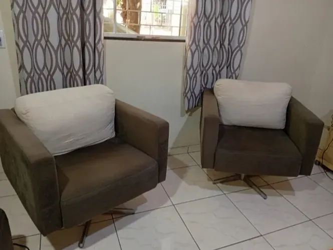 Vende-se duas cadeiras.