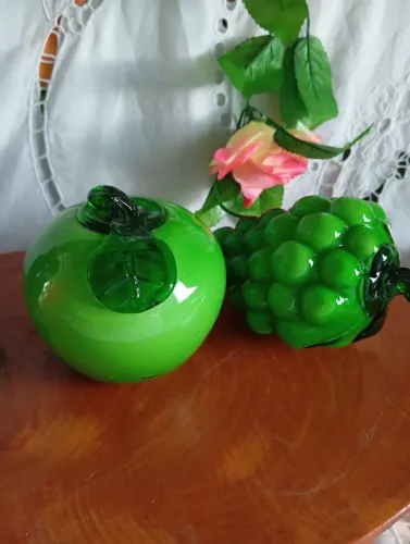 Vendo duas peças de frutas em murano grandes 