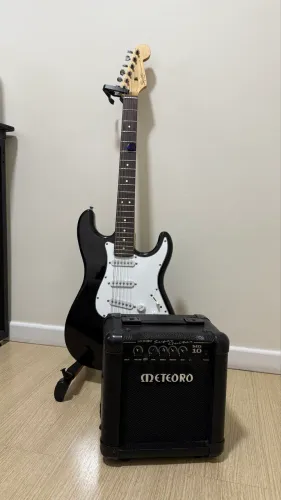 Guitarra Stratocaster Fender Squier + Cubo Meteoro