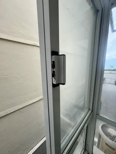 Janela de alumínio medindo 2.30cm  de comprimento por 2.20cm de altura com4 folhas móveis 