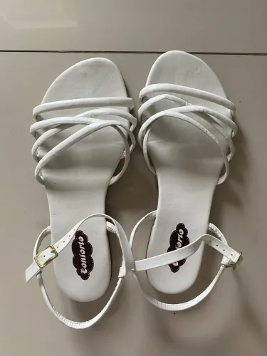 Sandália rasteira branca off white