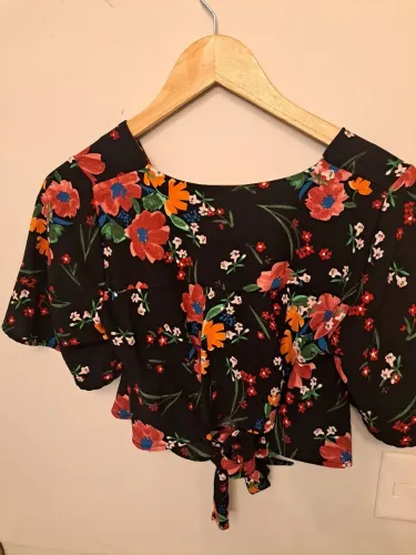 Blusa feminina floral com nó nas costas.