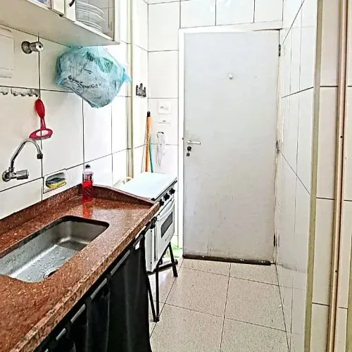 Sala living, a uma quadra da praia, com 28m² no bairro da Ponta da Praia em Santos.