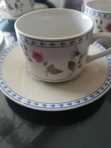 6 Xícaras de porcelana com pires linda motivos florais