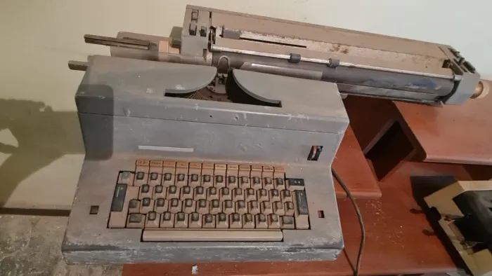 Máquina de escrever antiga elétrica uma raridade relíquia