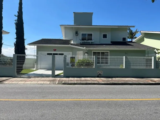 Casa à venda na Ponta de Baixo, com piscina, frente para o mar c/03 dormitórios e 03 suite
