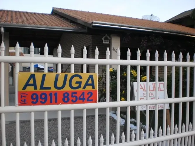 Casa em Bombas para 12 pessoas com piscina ideal para suas férias