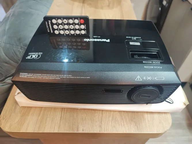 Projetor Panasonic para pessoas exigentes produto de referência praticamente sem uso 