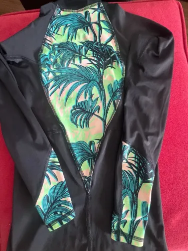 blusa para esportes seminova em ótimas condições de uso