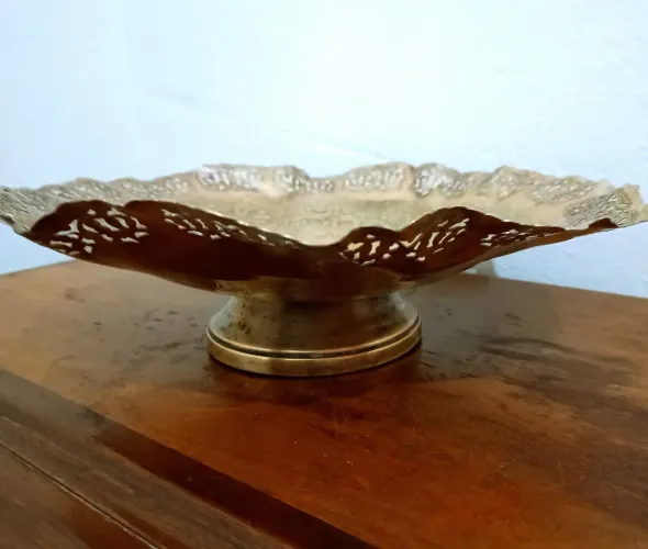 Antiga fruteira centro de mesa em metal e cinzeiro de bronze