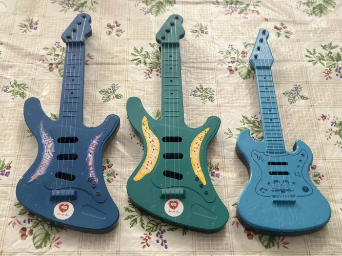 6 Guitarras Infantis Coloridas - Instrumentos Musicais