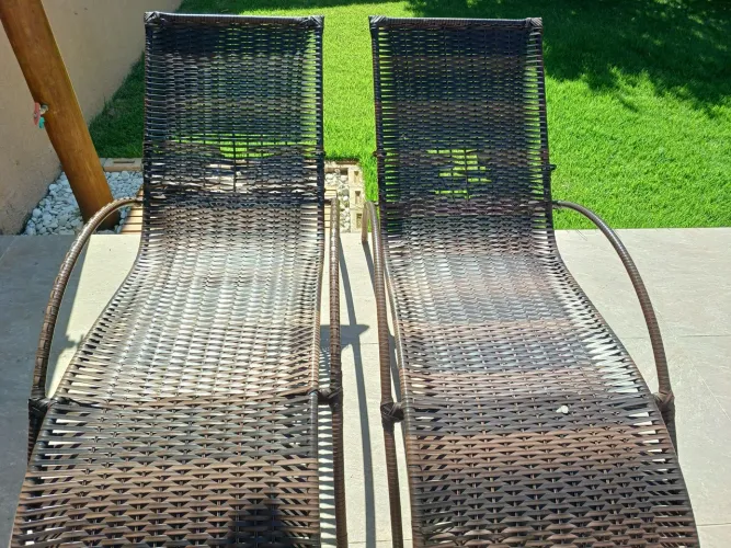 Espreguiçadeira de fibra sintética 