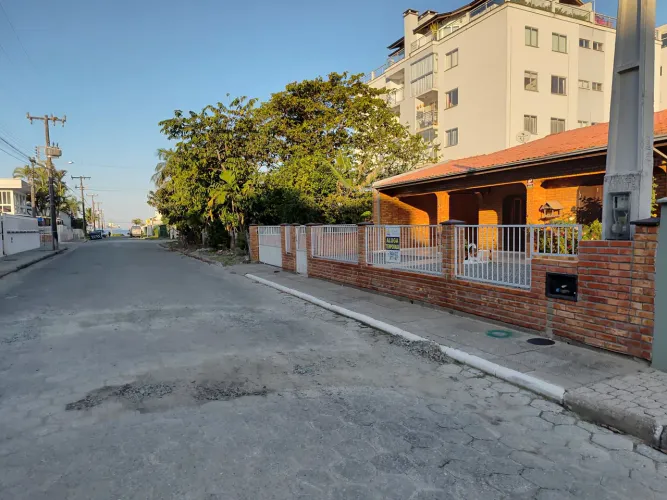 Casa para temporada a 80 metros da praia de Itaguaçu, em Santa Catarina