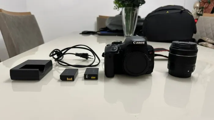 Canon EOS Rebel T7i com lente Canon 18-55mm IS STM + 2 baterias originais + carregador 