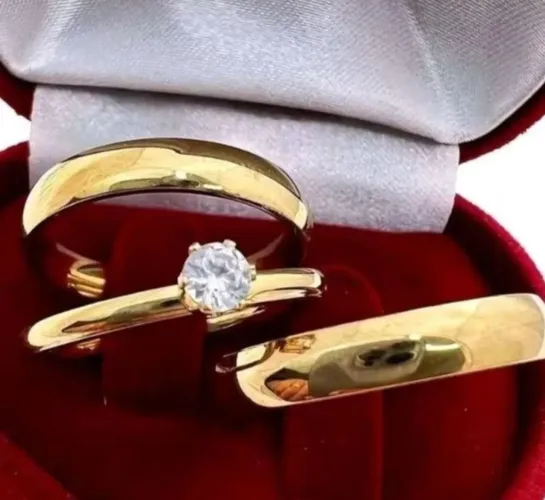 Alianças banhadas a ouro com a caixinha 