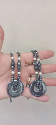 Colar com pingente de pedra e pérolas