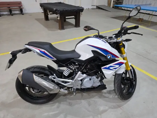 BMW G 310 R com baixa km.