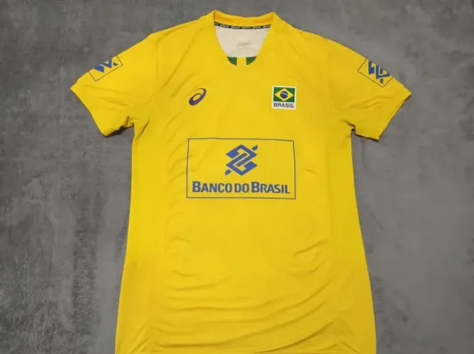 Camisa Oficial Brasil Vôlei Asics 2017, tamanho M (56x88cm). Veste G.