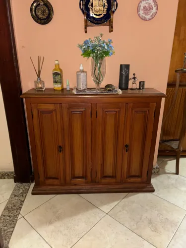 APARADOR DE MADEIRA MACIÇA 4 PORTAS