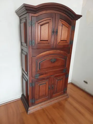 ARMÁRIO ESTILO COLONIAL EM PERFEITO ESTADO 
