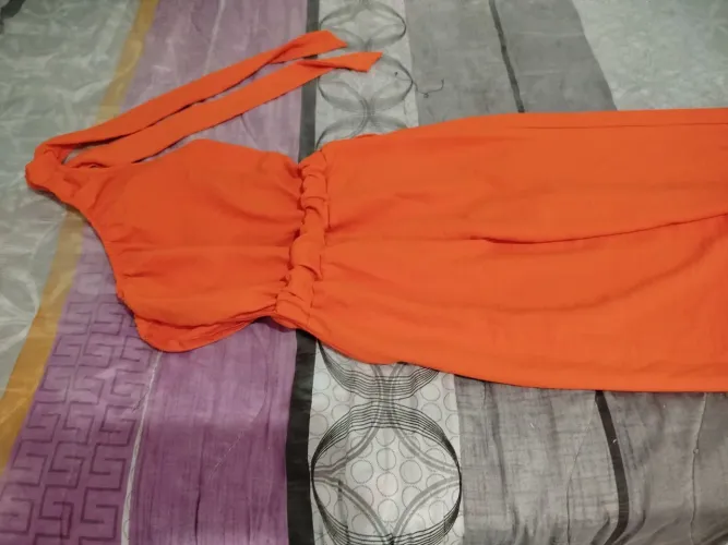 Macacão longo, um ombro só.