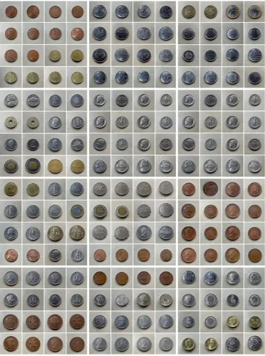 Lote com 100 Moedas de Diversos Países