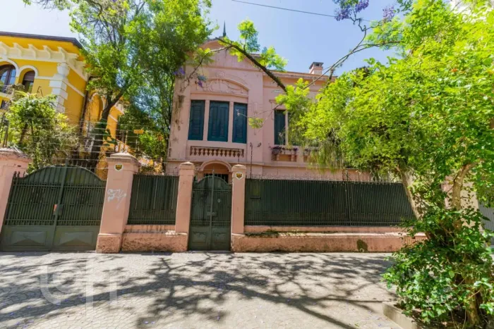 Casa à venda em Farroupilha com 480 m², 8 quartos, 2 suítes, 6 vagas