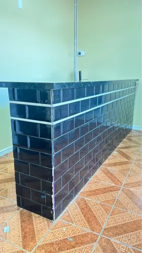 Balcão com tampa em granito e revestido com azulejo