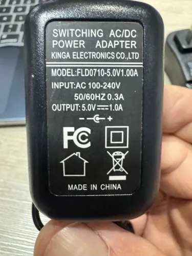 Carregador/Fonte de energia universal com vários adaptadores de conexão