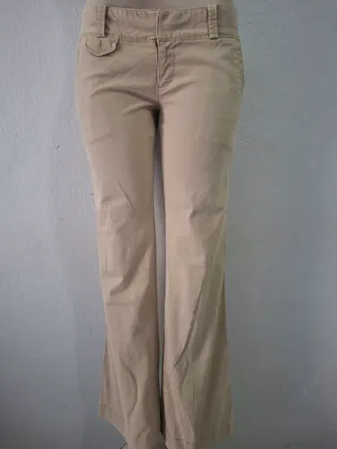 Calça de tecido bege feminina da marca American Eagle