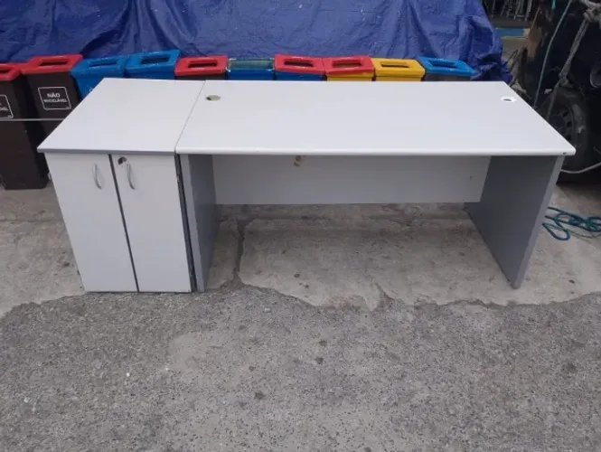Mesa de escritório com armário