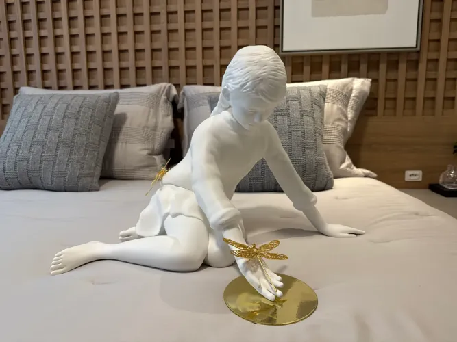 Escultura Menina Libélulas - Sui Objetos