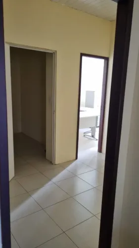 Sala comercial 90m² com divisórias - centro de VIlas do Atlântico. Lauro de Freitas.