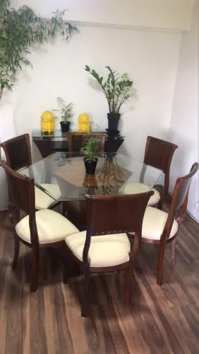 Conjunto mesa e cadeiras + aparador