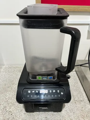 Liquidificador industrial Bianco Di Puro Gusto 2L preto com jarra de tritan